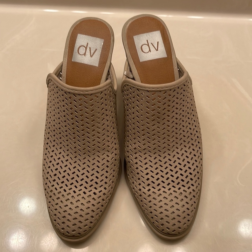 Great condition cute neutral mule